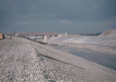 Bauphase des Rheinseitenkanals bei Neuenburg im März 1956