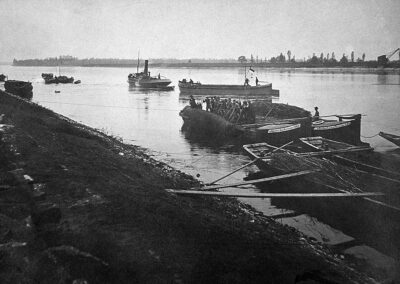 Bauarbeiten oberhalb Maxau im Rahmen der Rheinregulieung. Verlegen einer "Senkwurst" ca. 1911